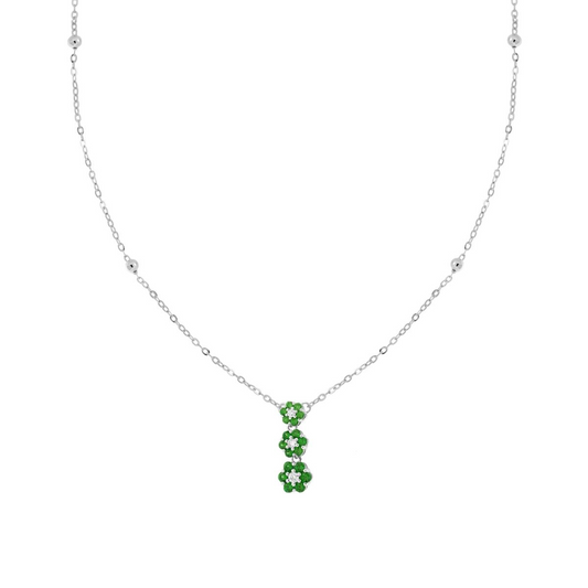 Collana in argento con ciondolo a tre fiori verdi e bianchi, con piccole sfere decorative sulla catena.