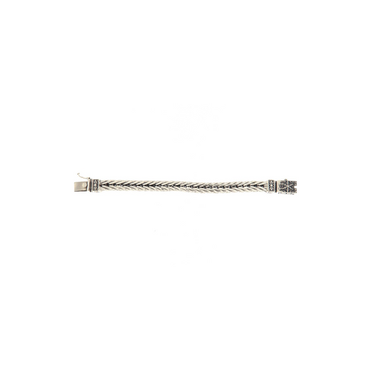 Bracciale in metallo a maglie intrecciate con dettagli in argento scuro e chiusura decorata.