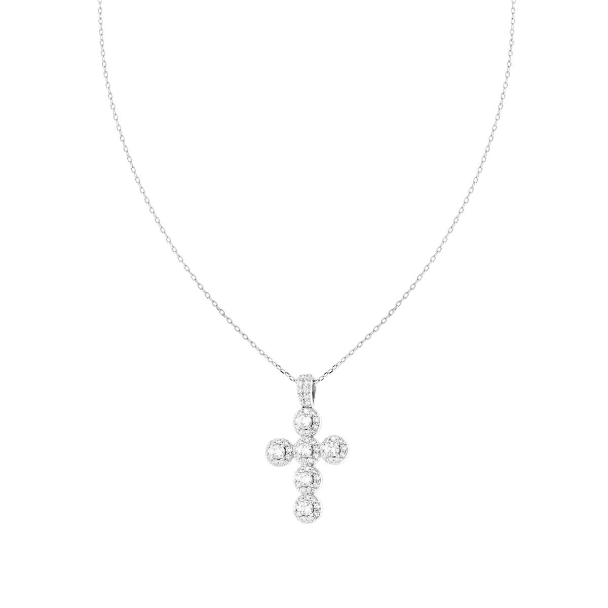 Collana con pendente a croce in oro bianco e diamanti, indossata.