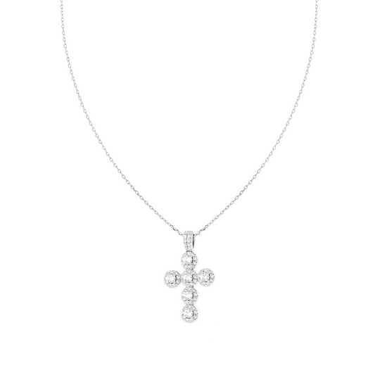 Collana con pendente a croce in oro bianco e diamanti, indossata.