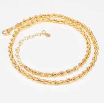 Collana a corda in oro con chiusura a moschettone e catenella di estensione.