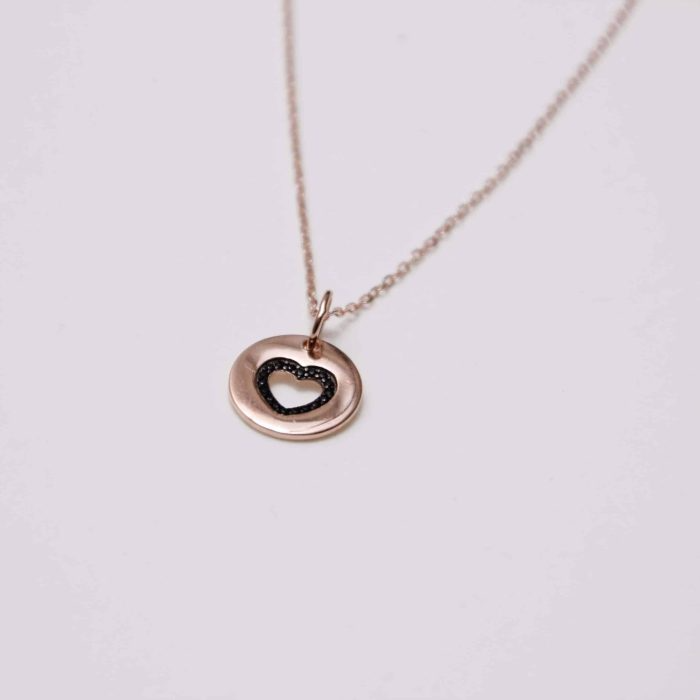 Collana in oro rosa con ciondolo a cerchio e cuore nero.