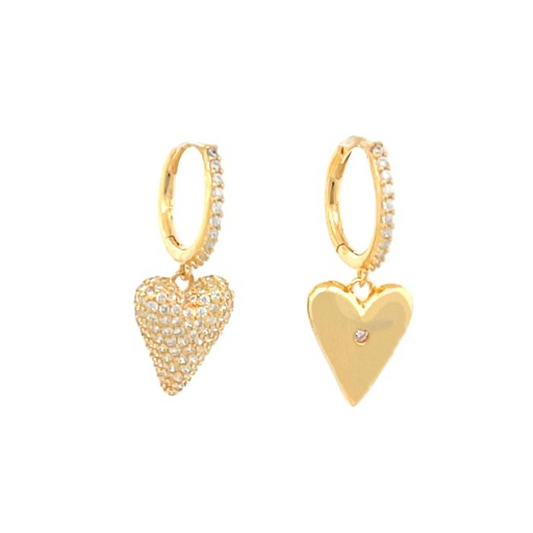 Orecchini pendenti a cerchio in oro con cuore, uno con zirconi, l'altro liscio con punto luce.