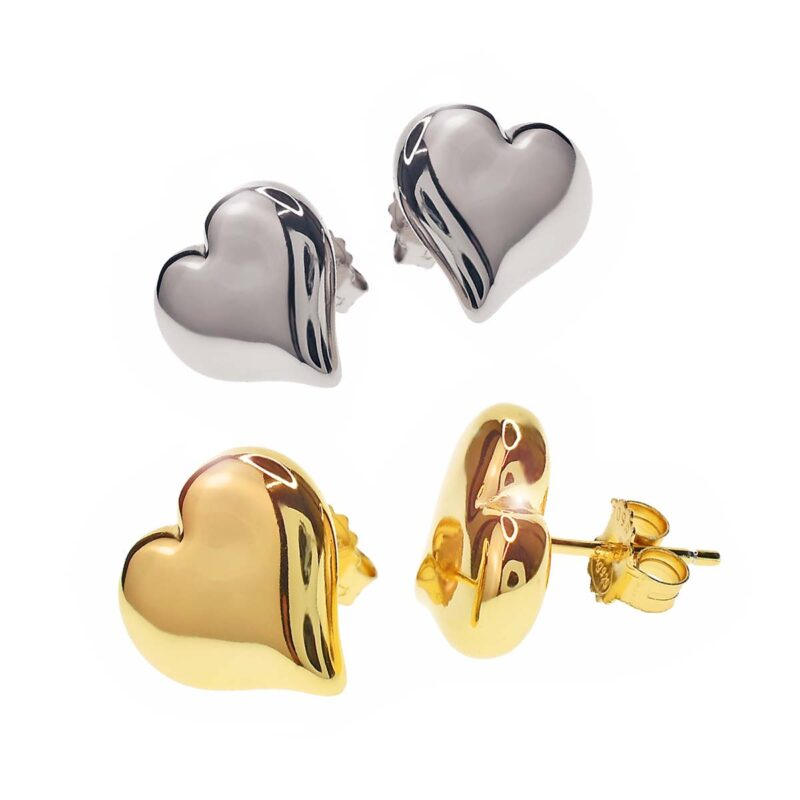 Orecchini a lobo a forma di cuore in due varianti: una coppia in argento e una coppia in oro.