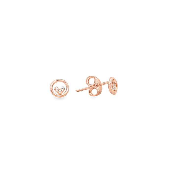 Orecchini a perno in oro rosa con cerchio e tre piccoli diamanti incastonati a forma di cuore.