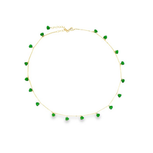 Collana in oro con ciondoli a forma di cuore verdi, distanziati lungo la catena.