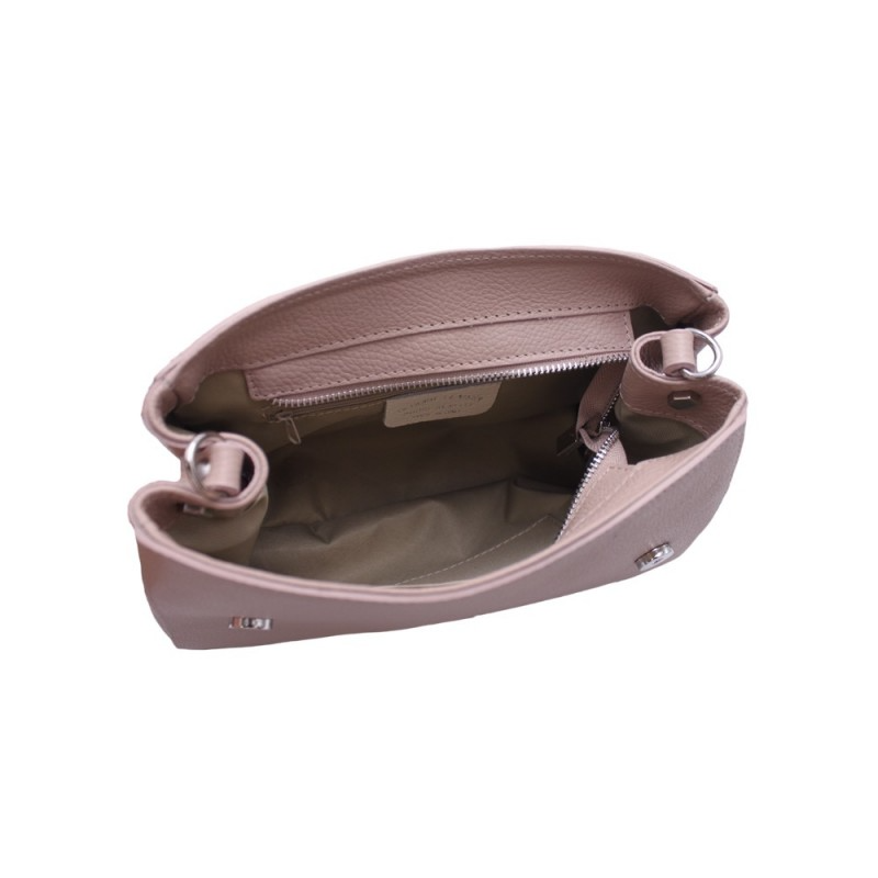 Borsa in pelle color cipria, vista dall'alto, con chiusura a cerniera e scomparto interno.