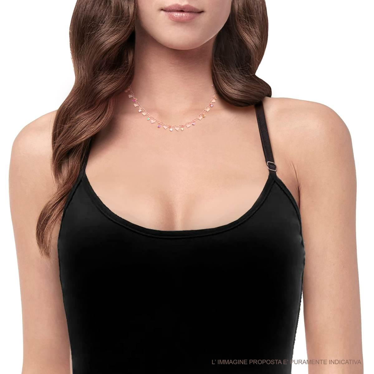 Una donna indossa una canotta nera e una collana sottile con ciondoli a forma di cuore.