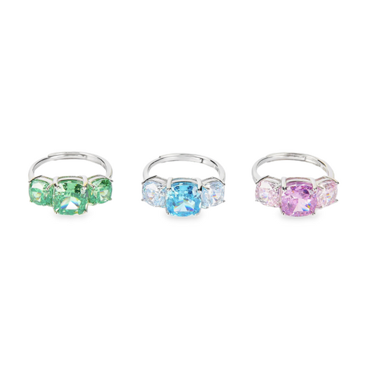 Tre anelli in argento con tre pietre preziose, verde, azzurra e rosa.
