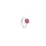 Orecchino a cerchio in argento con pietra rosa quadrata.
