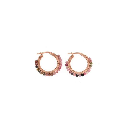 Orecchini a cerchio in oro rosa con piccole pietre di tormalina multicolore, disposte lungo la parte inferiore.