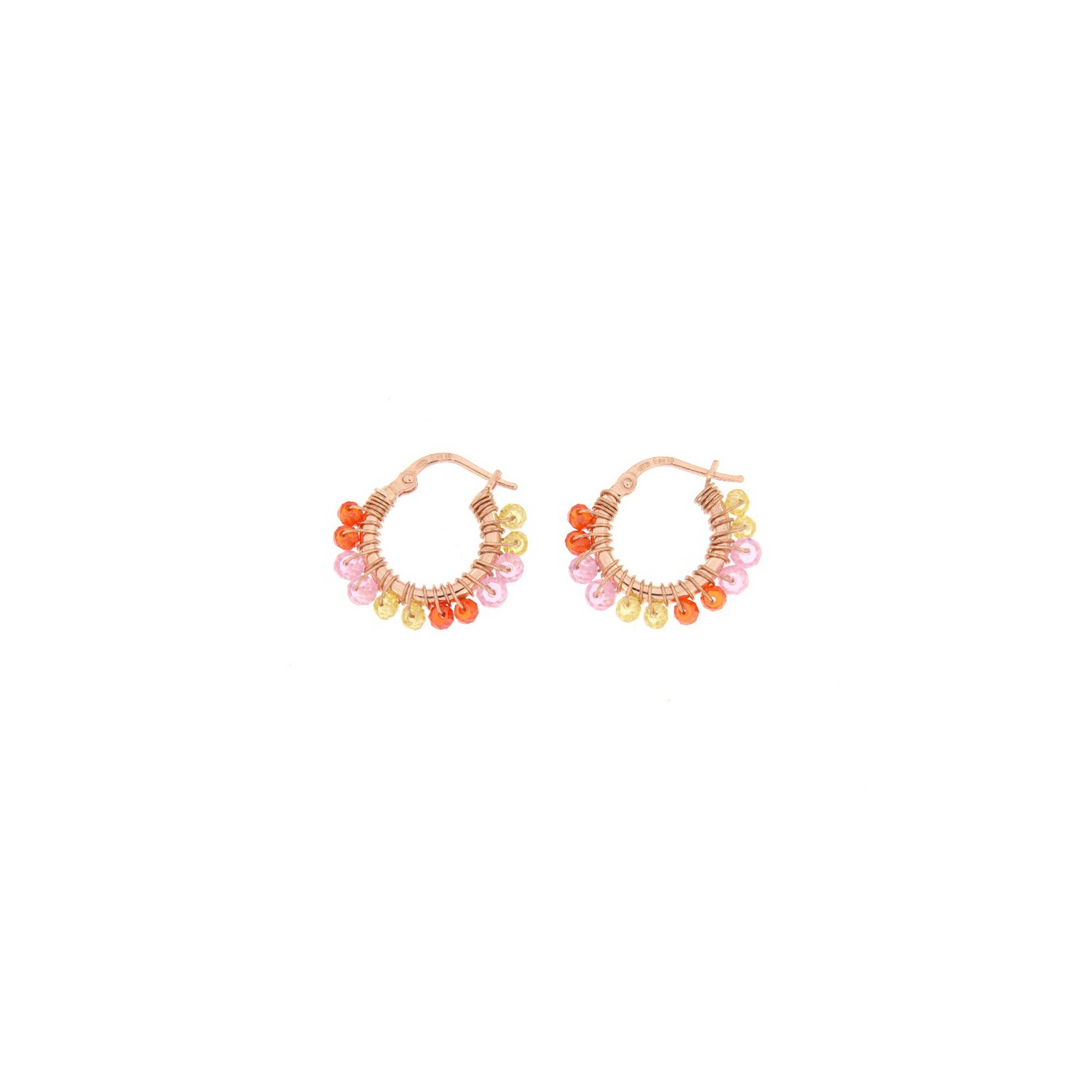 Orecchini a cerchio in oro rosa con perle rosa, arancioni e gialle.