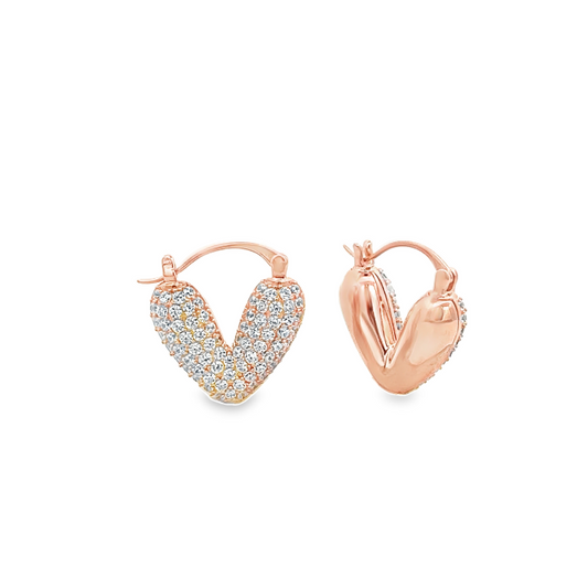 Due orecchini a cerchio in oro rosa a forma di cuore, uno tempestato di zirconi.