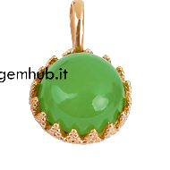 Ciondolo in oro con una pietra cabochon di nefrite verde.
