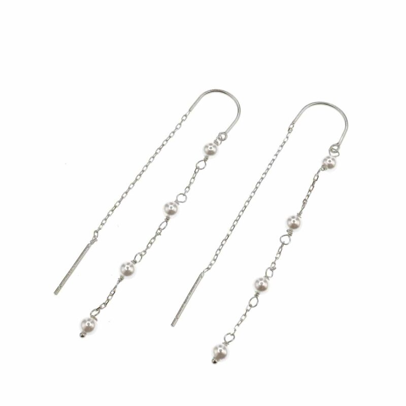 Orecchini a catena d'argento con perle pendenti.