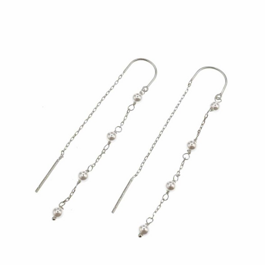 Orecchini a catena d'argento con perle pendenti.