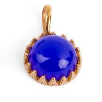 Ciondolo in oro con una pietra cabochon blu zaffiro incastonata a corona.
