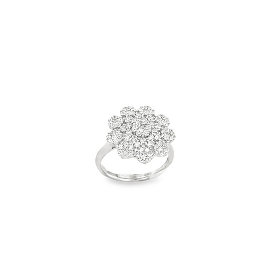 Anello in oro bianco con diamanti a forma di fiore.