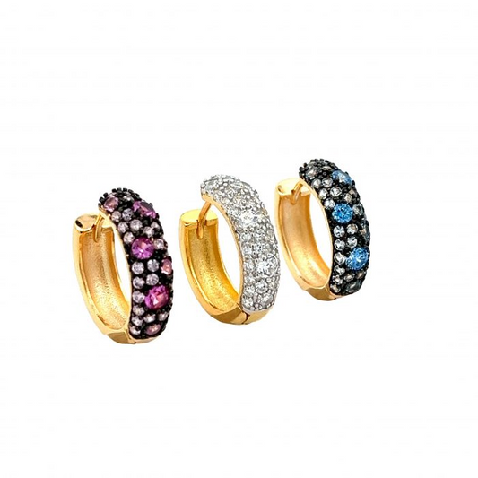 Tre orecchini a cerchio dorati, con pavé di gemme rosa, bianche e blu.