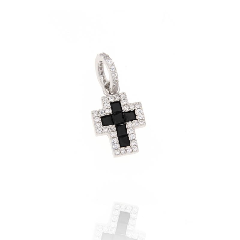 Ciondolo a forma di croce in argento con pietre nere e diamanti incastonati.