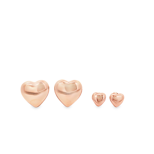 Coppia di orecchini a cuore in oro rosa, di due diverse dimensioni.
