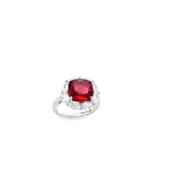 Anello in platino con un rubino rosso a taglio cuscino centrale circondato da diamanti.
