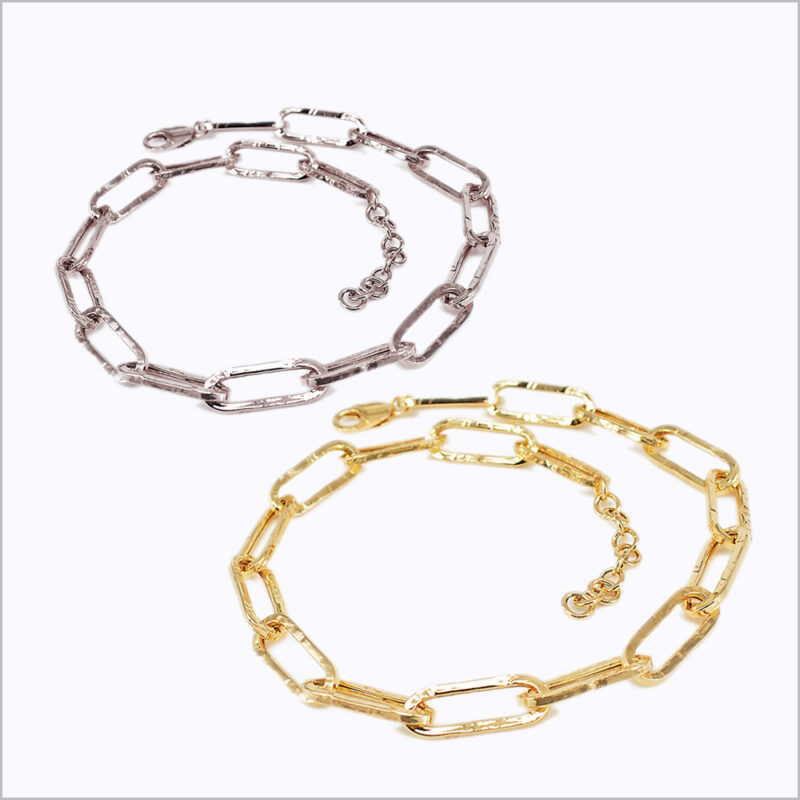 Due bracciali a catena, uno color argento e uno color oro, con maglie allungate
