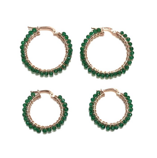 Orecchini a cerchio in filo d'oro con perle verdi, mostrati in due diverse dimensioni.