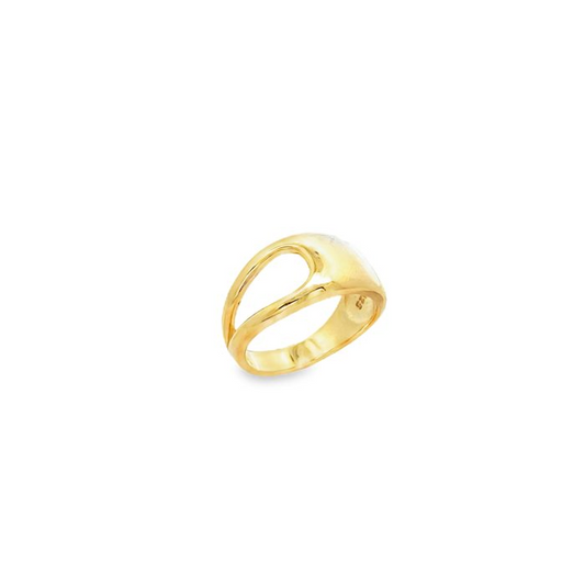 Anello in oro a fascia larga con un design astratto e a forma di goccia vuota al centro.