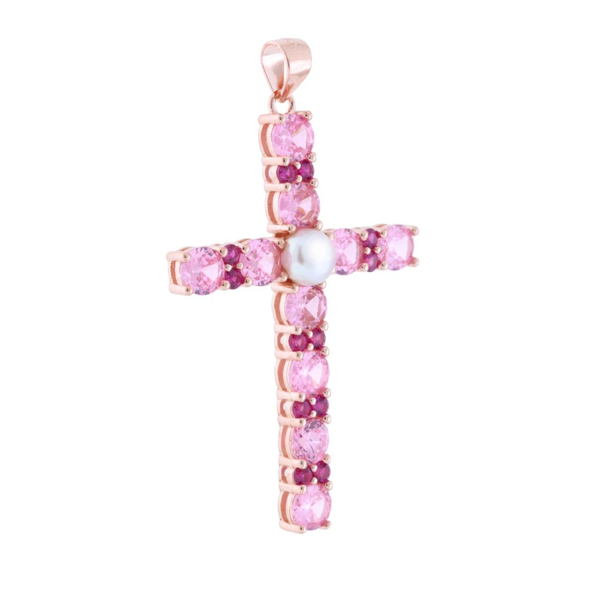 Ciondolo a croce in oro rosa con zaffiri rosa, rubini e una perla bianca.