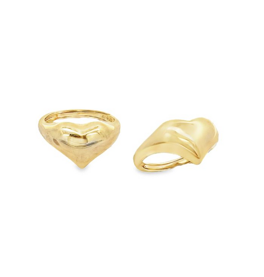 Anello d'oro a forma di cuore, raffigurato da due diverse angolazioni.