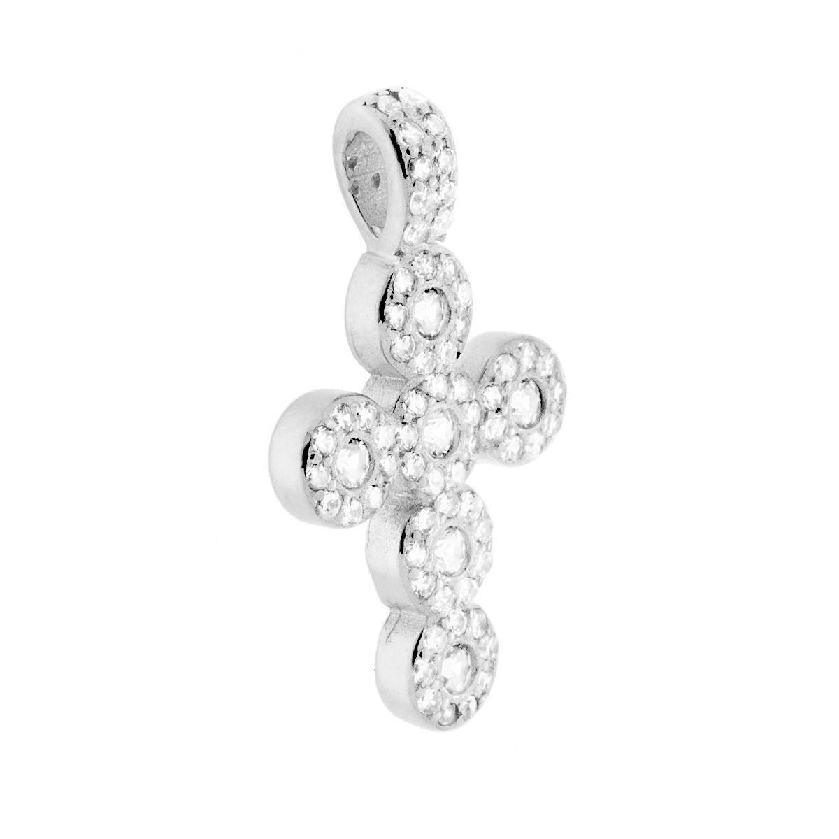 Ciondolo a forma di croce in argento tempestato di zirconi bianchi su sfondo bianco.