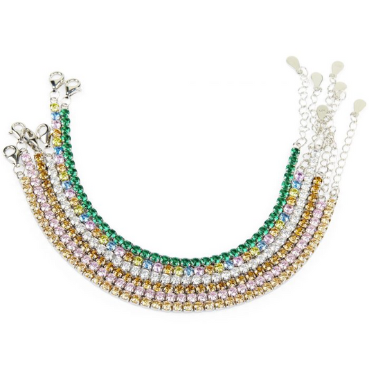 Catenine con strass colorati disposte a semicerchio.