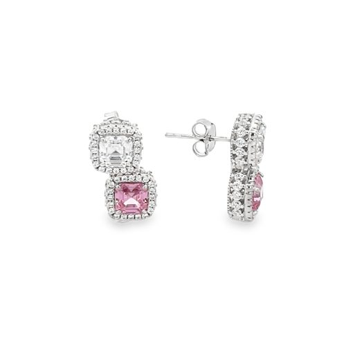 Orecchini a pendente in argento con zirconi. Un pendente ha una pietra trasparente, l'altro ha una pietra rosa.