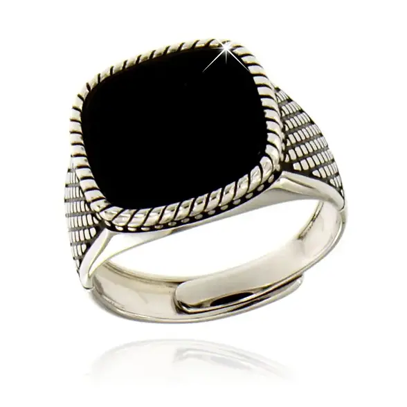 Anello da uomo in argento con pietra onice nera e design intrecciato.