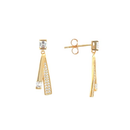 Orecchini pendenti in oro con un design a due barre, una liscia e una pavé di diamanti, e due zirconi a taglio quadrato.