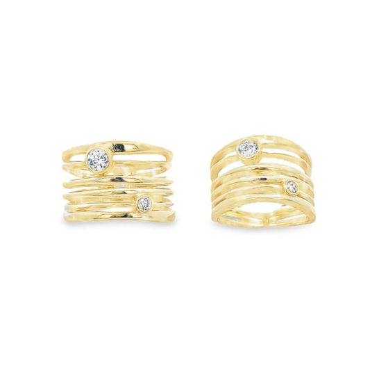 Anello in oro giallo a fasce multiple con diamanti.
