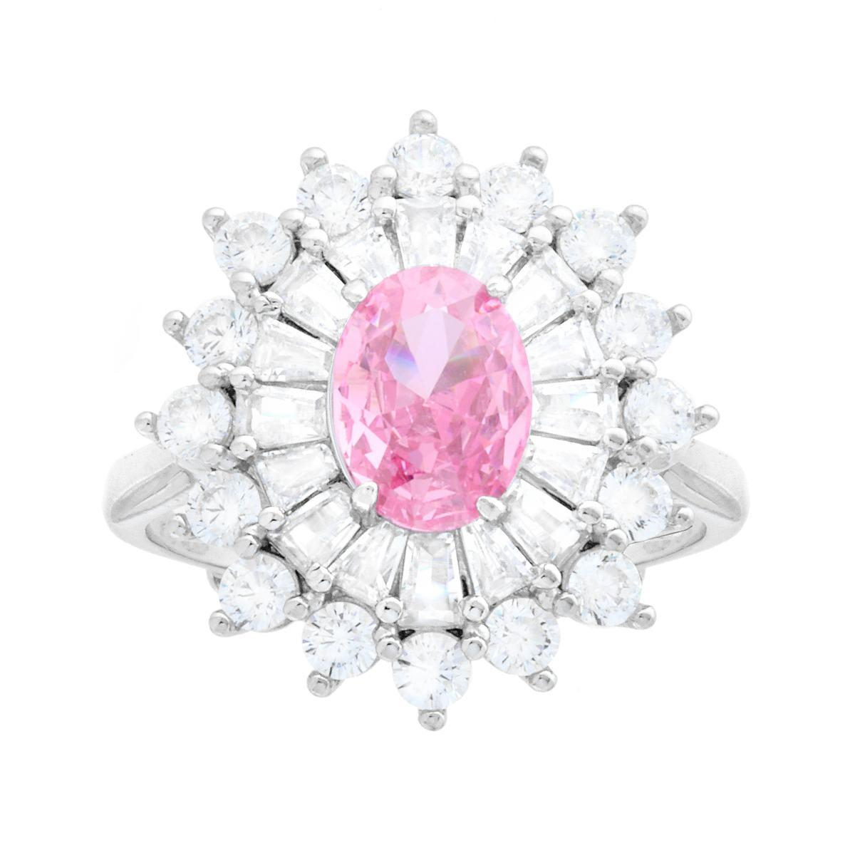 Anello in argento con pietra rosa ovale centrale circondata da zirconi bianchi a taglio rotondo e a baguette.
