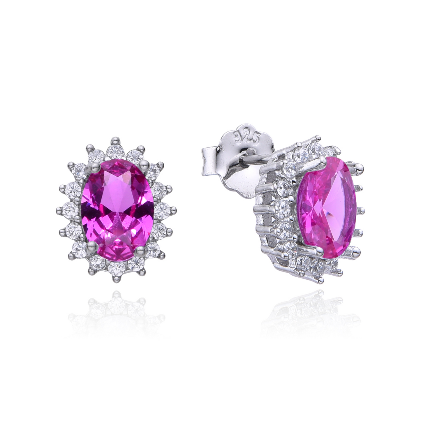 Orecchini a perno in argento con una pietra fucsia ovale circondata da zirconi bianchi, su sfondo bianco.