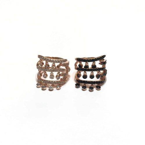Anello regolabile a più fasce con pendenti di zirconi, disponibile in colorazione chiara e scura.