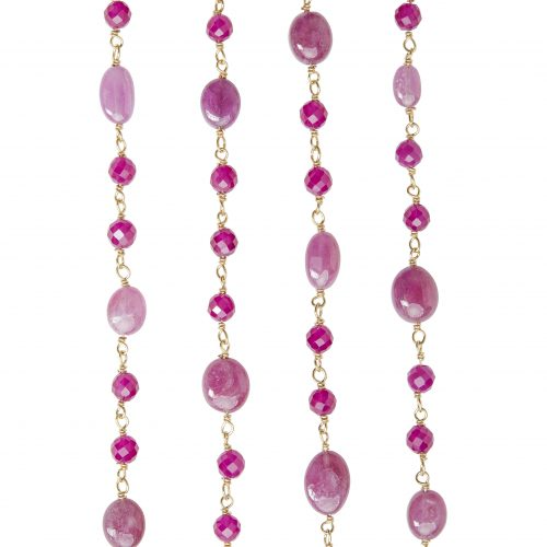 Filo di catena in oro con perle di rubino rosa e rotonde a rosetta incastonate alternativamente.