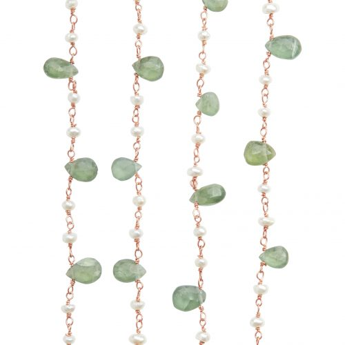 Collana rosario in argento placcato oro rosa, con perle di fiume e pietre preziose verdi.