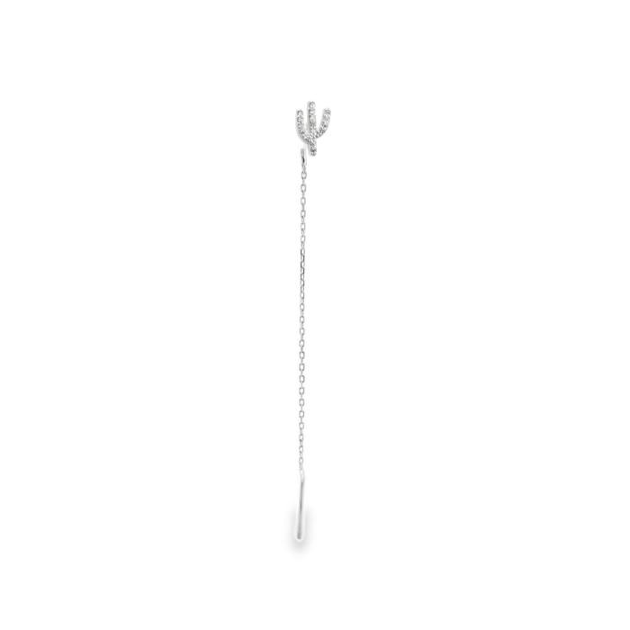 Orecchino pendente in argento con catenina a maglia fine e pendente a forma di cactus.