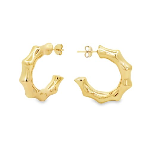 Orecchini a cerchio dorati a forma di bambù, con chiusura a perno.