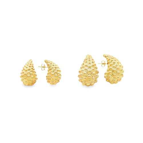Coppia di orecchini a lobo d'oro a forma di goccia con superficie a piccole sfere, di due dimensioni diverse.