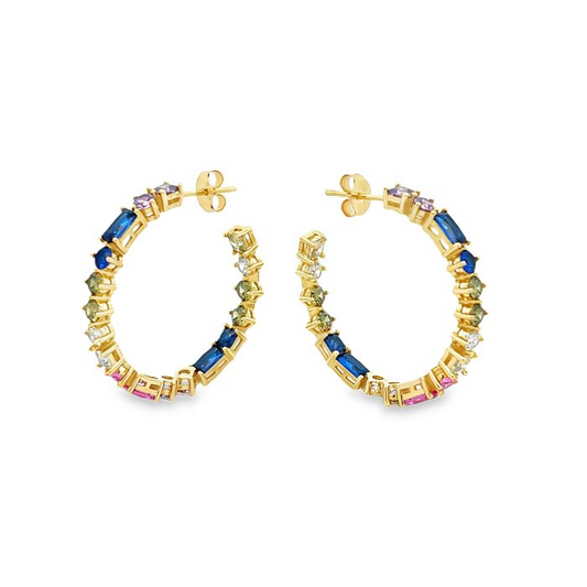 Orecchini a cerchio dorati con pietre multicolori.