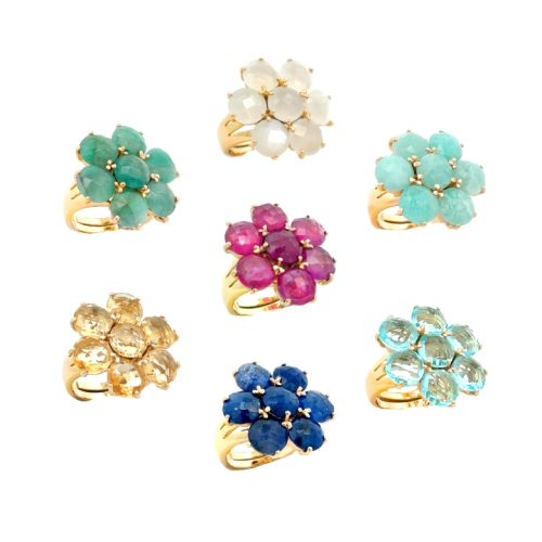 Anello regolabile a forma di fiore con pietre preziose in vari colori: smeraldo, topazio, rubino, acquamarina e zaffiro.