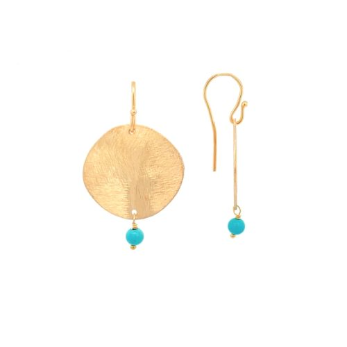 Orecchini in oro con pendente a forma di cerchio martellato e una perlina turchese.