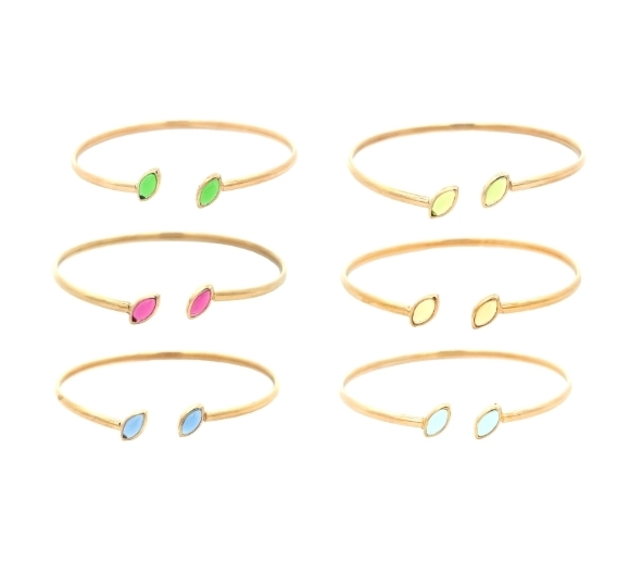 Sei braccialetti semirigidi color oro con gemme a forma di foglia in vari colori.