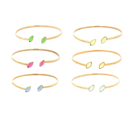 Sei braccialetti semirigidi color oro con gemme a forma di foglia in vari colori.
